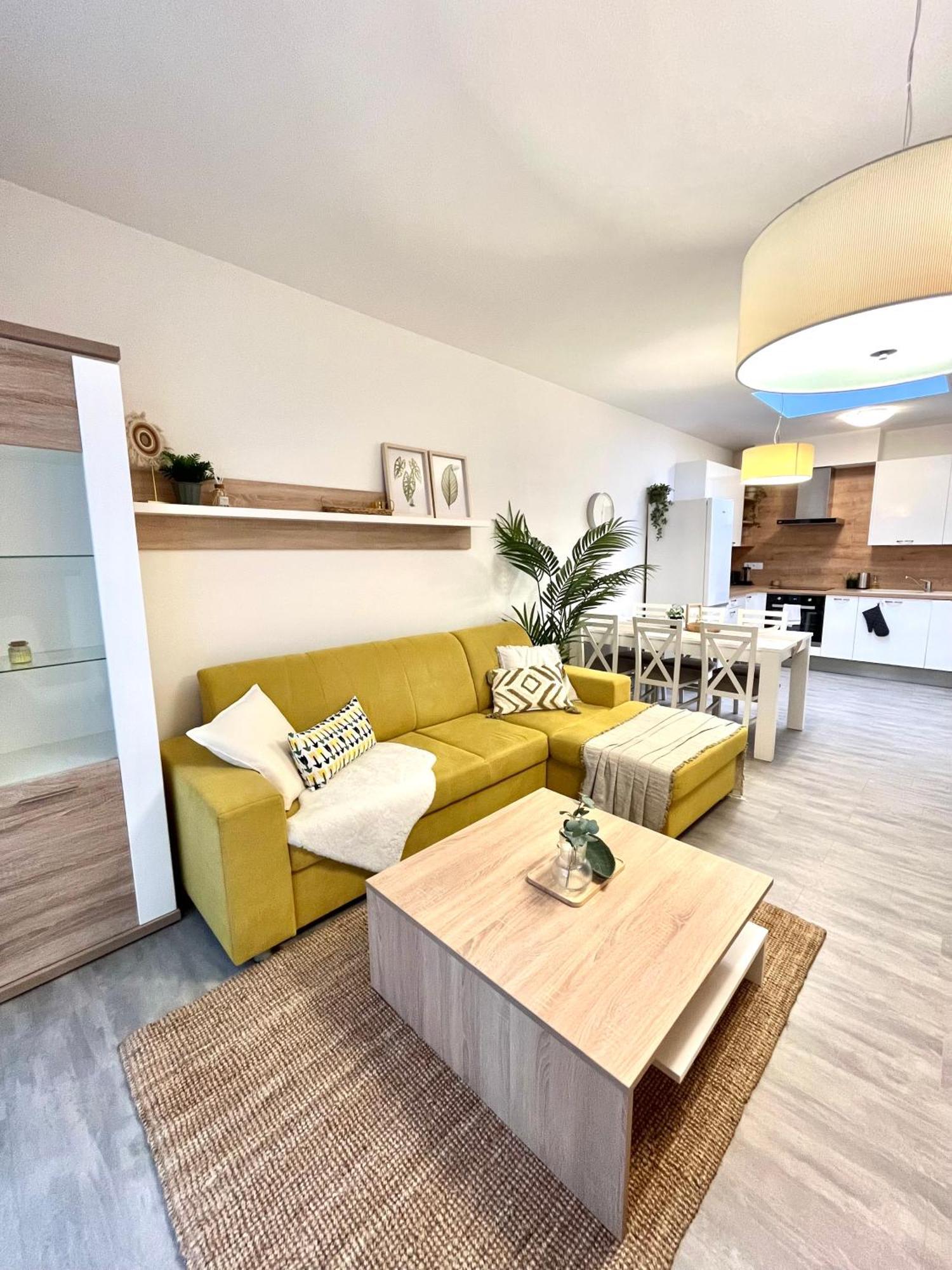 The Elite Suite Downtown 2- Bedroom Apt Ac & Garage Parking Bratislava Exterior photo